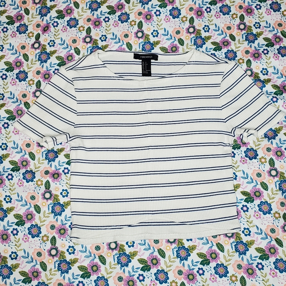 Small-Forever21 crop top short sleeve creme and blue shirt